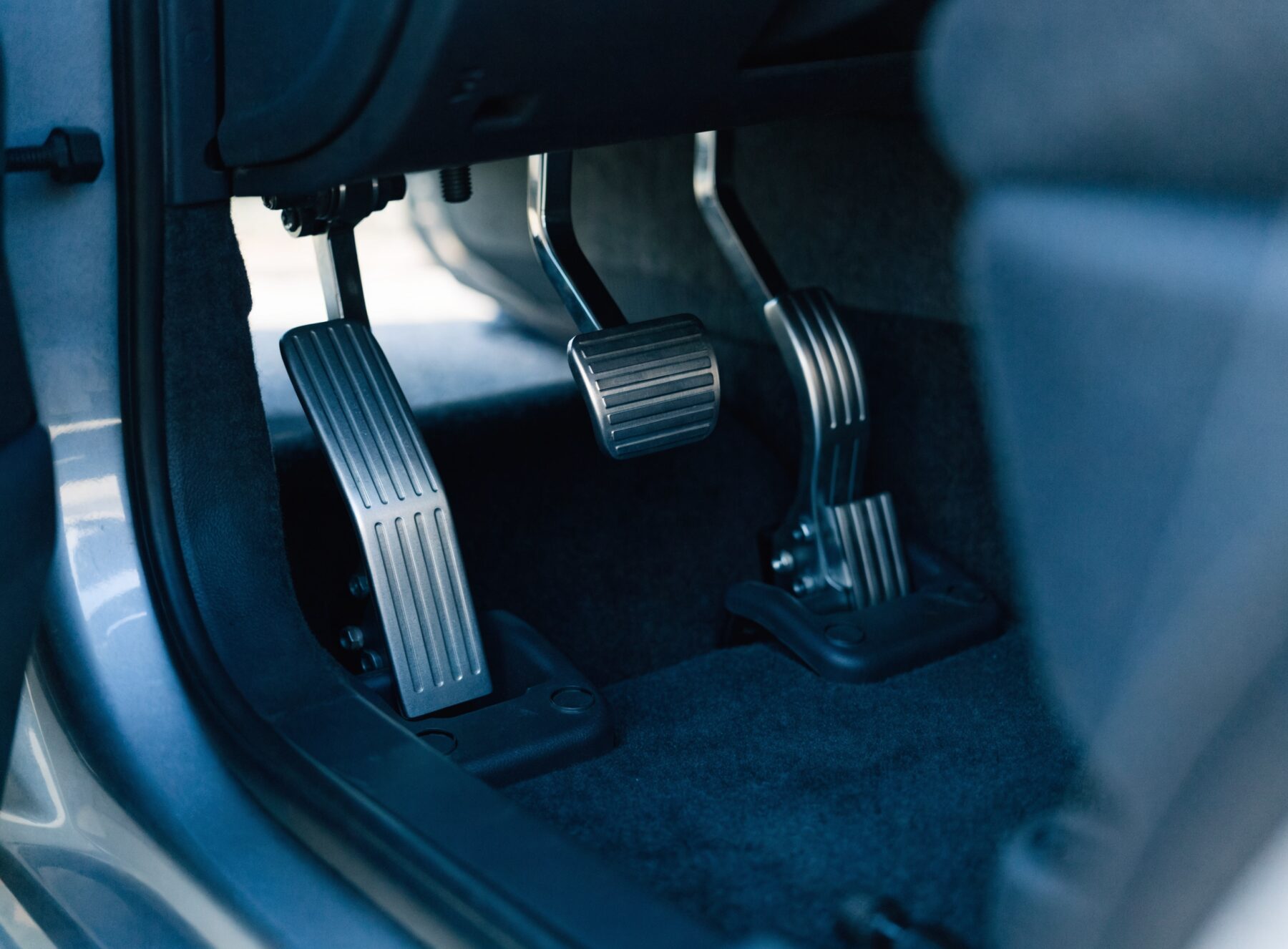 Clutch, brake and accelerator pedals in a dual-control manual driving school car